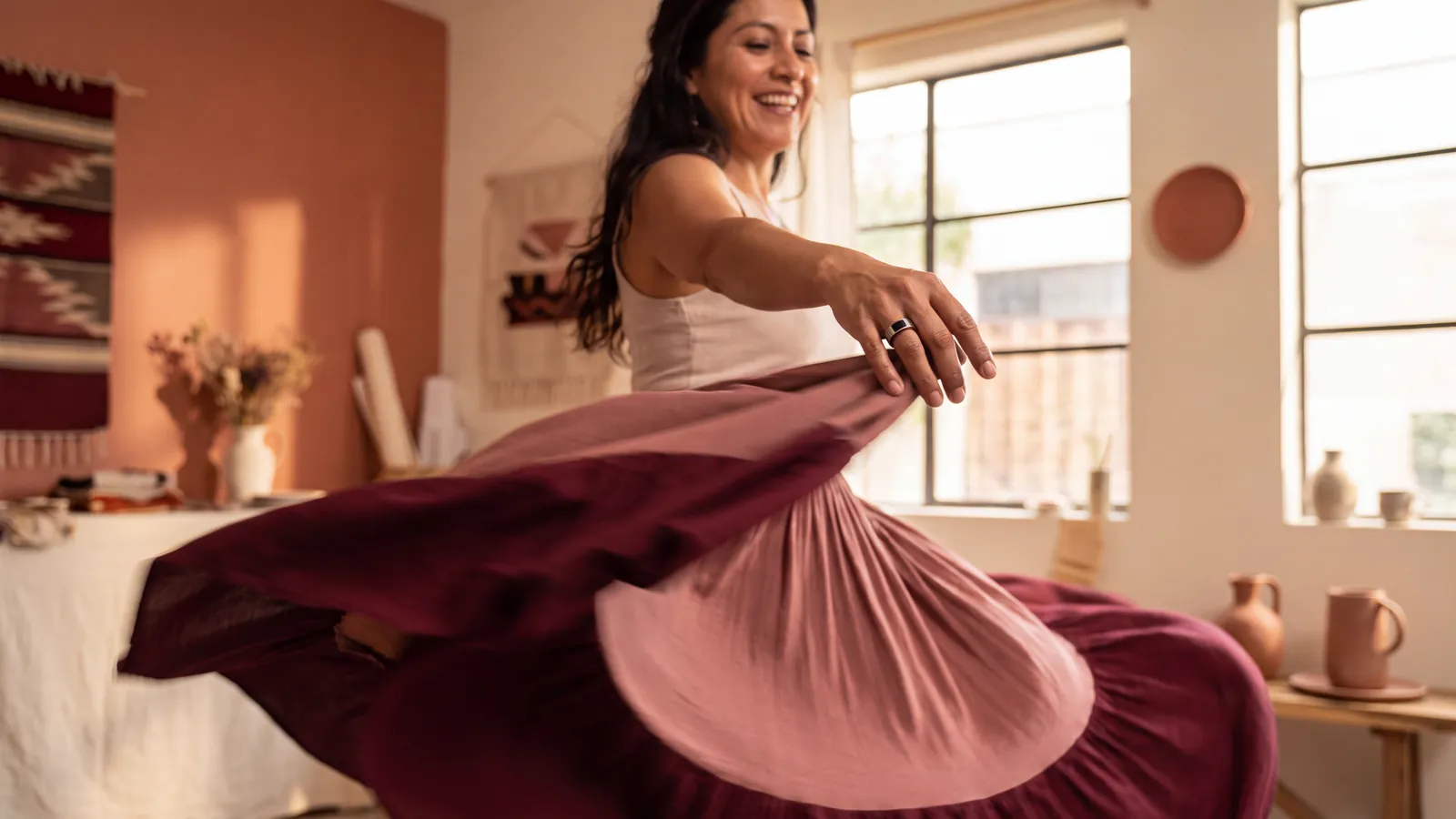 Persona en clase de baile con un anillo inteligente