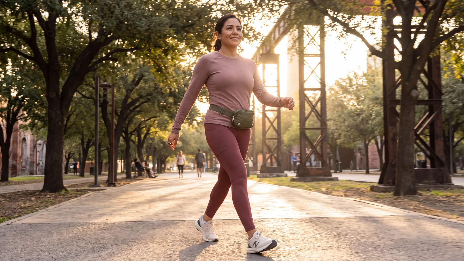 Persona caminando a buen paso en un parque al amanecer