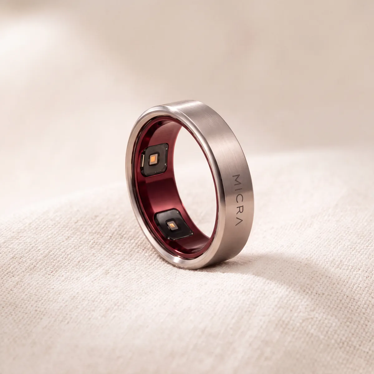Detalle del interior de un anillo inteligente sobre lino