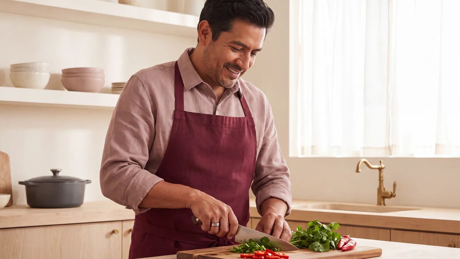 Persona cocinando verduras frescas con un anillo inteligente
